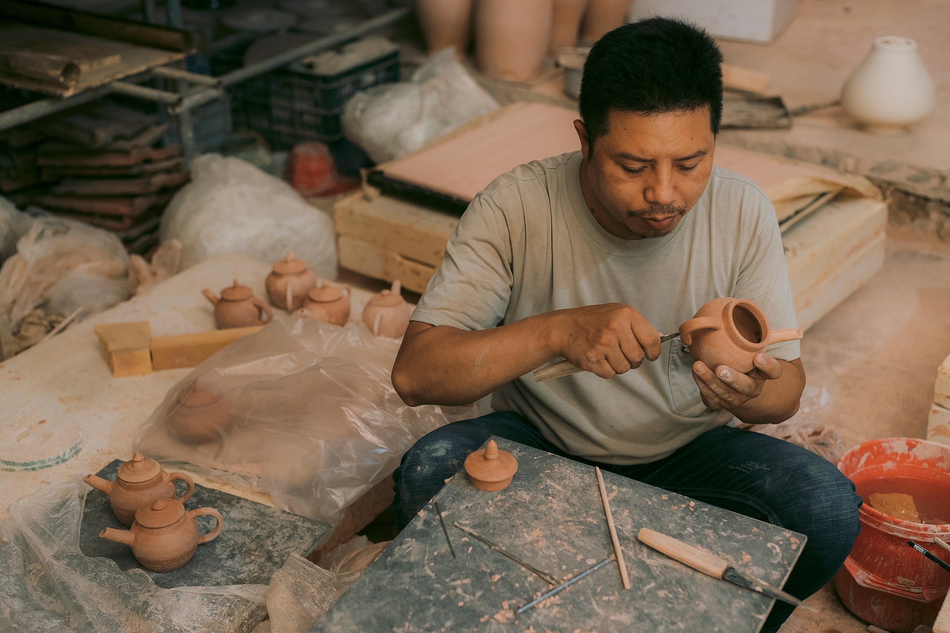 Entrepreneur qui crée sa micro-entreprise en ligne sur un ordinateur portable