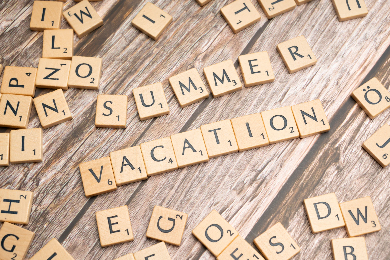 Prime de vacances : Obligations, calcul et régime social